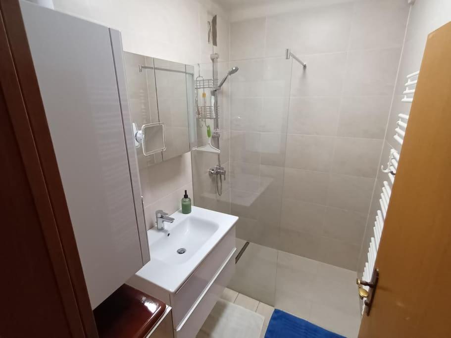 Modernes Apartment In Wien Bagian luar foto